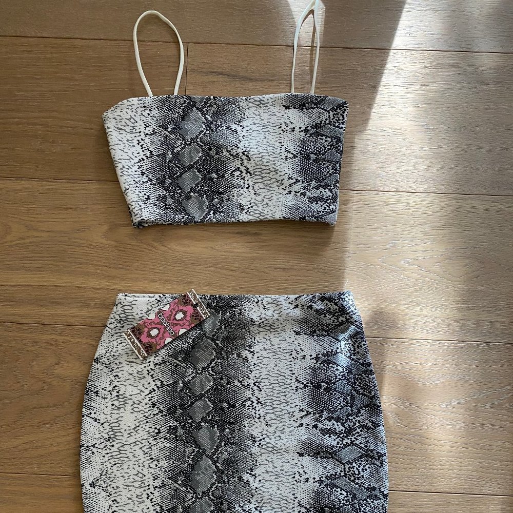 NWT Boohoo Snake Print Strappy Top And Mini Skirt Two-Piece Set (2, Gray/White)